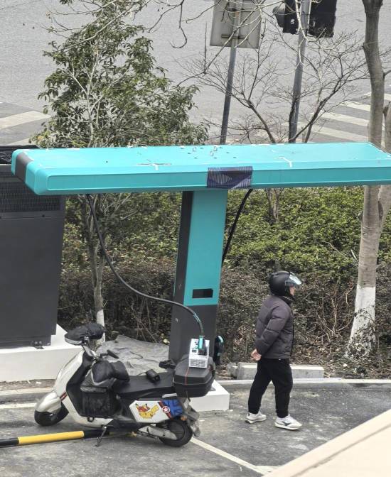 男子用比亚迪兆瓦闪充给电摩充电 博主:用巡航导弹打蚊子