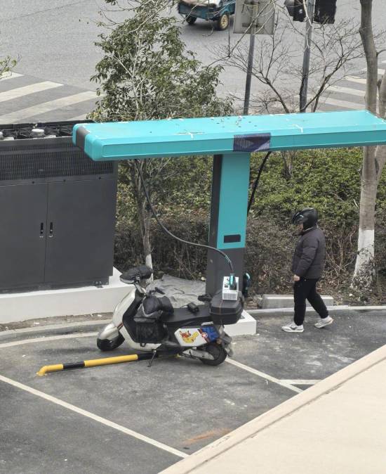 男子用比亚迪兆瓦闪充给电摩充电 博主:用巡航导弹打蚊子