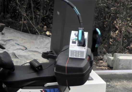 男子用比亚迪兆瓦闪充给电摩充电 博主:用巡航导弹打蚊子