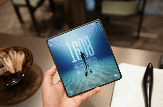 苹果抄作业实锤！iPhone Fold无感折痕和OPPO高度重合