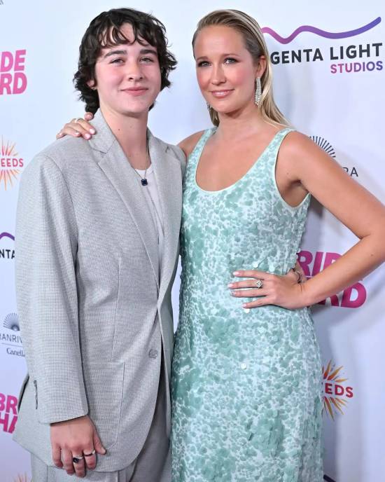 43岁女星安娜·坎普公开出柜：我只活一次 要快乐点