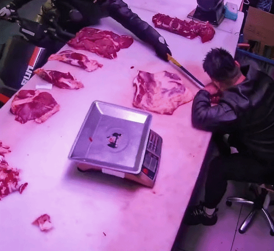 肉贩打盹遭顾客刀尖戳出血?肉贩:老顾客开玩笑