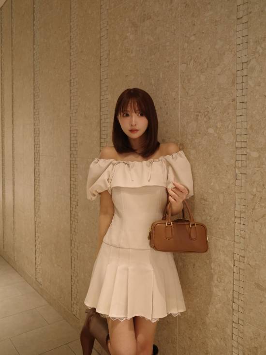 三上悠亚全新美照！一字肩大白腿！眼镜绝对加分项