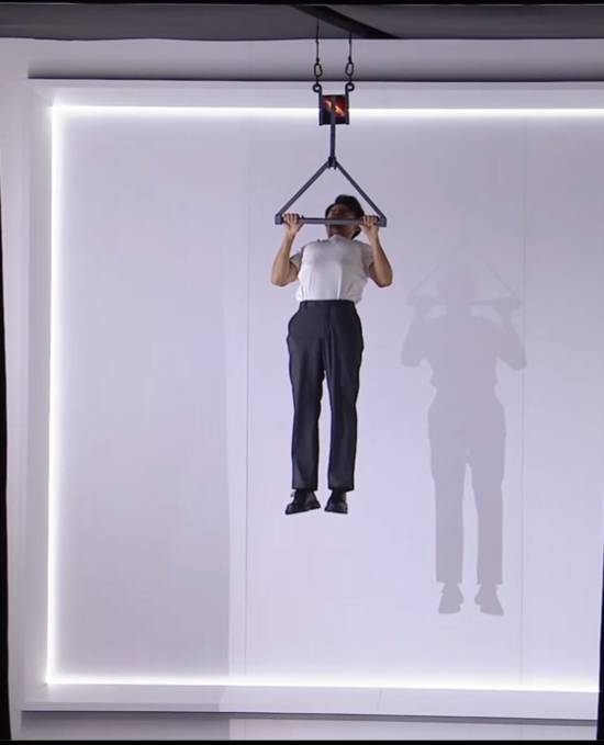 产品经理拿荣耀Magic V6做引体向上：折叠屏强度彻底封神