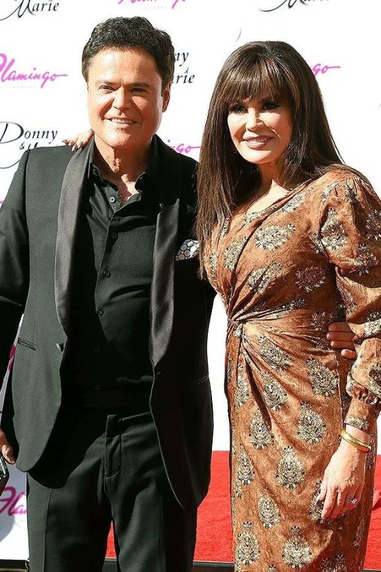 美国知名女星透露年轻时接受缩胸手术 坦言受身体与舆论双重困扰