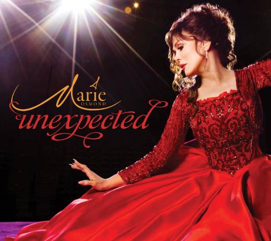 美国知名女星透露年轻时接受缩胸手术 坦言受身体与舆论双重困扰