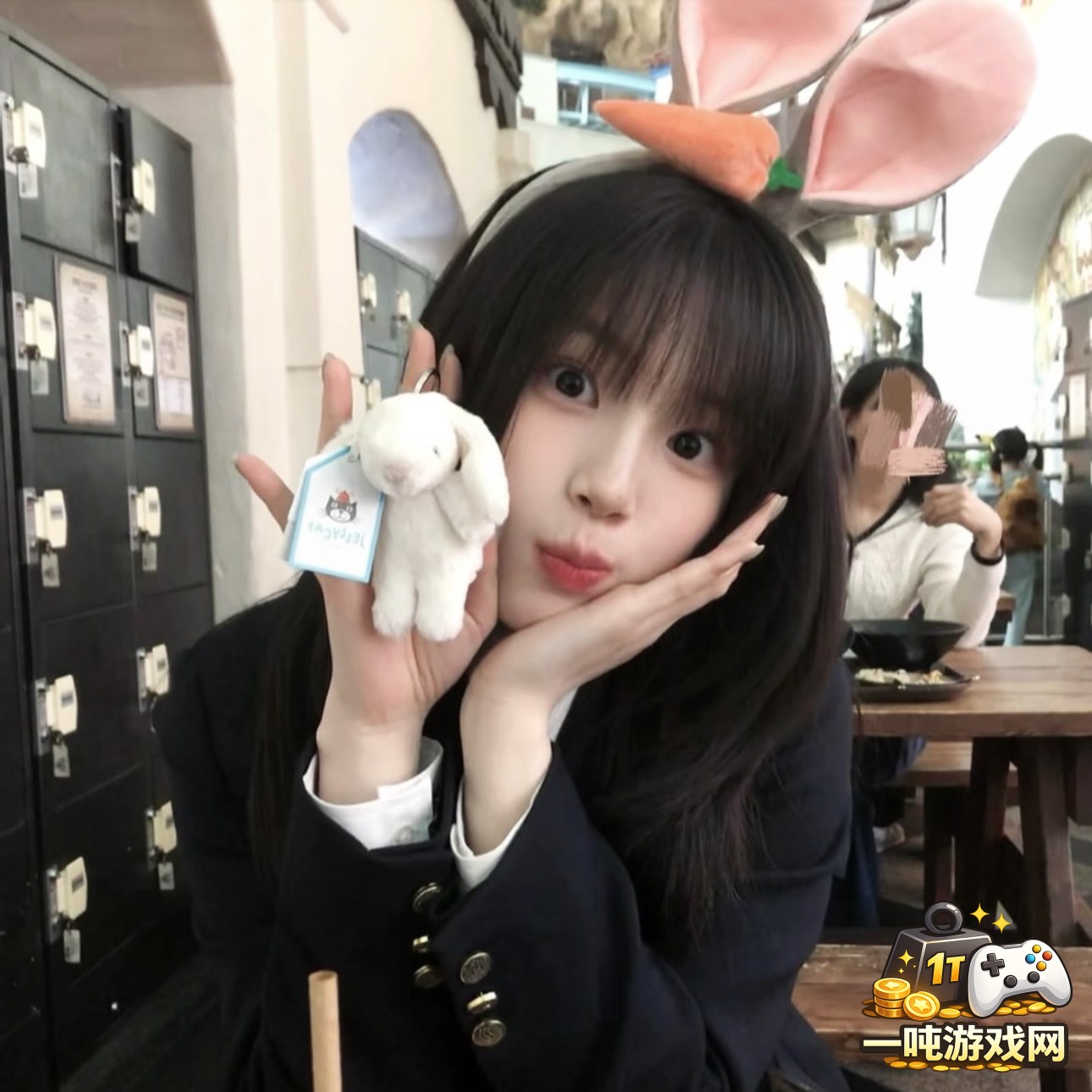 妈妈一边做饭一边忙些什么事呢？