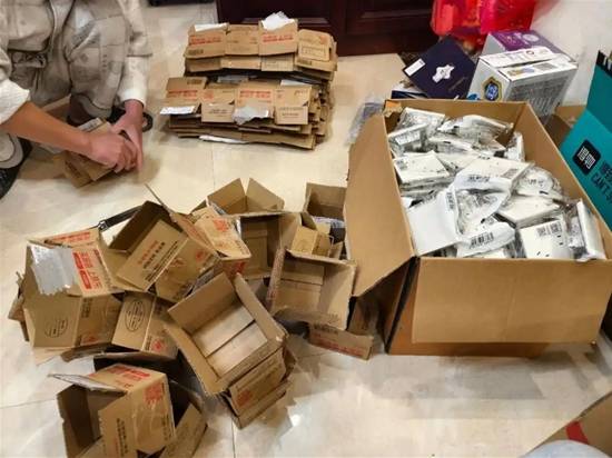 妈妈攒10年快递不拆 全家开启“拆迁模式”