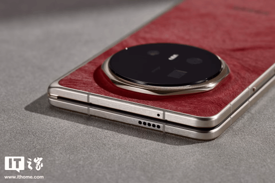 大折叠屏居然比iPhone直板机还轻?荣耀Magic V6实拍