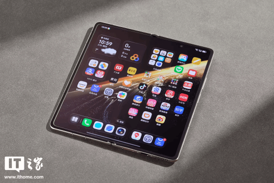 大折叠屏居然比iPhone直板机还轻?荣耀Magic V6实拍