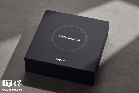 大折叠屏居然比iPhone直板机还轻?荣耀Magic V6实拍