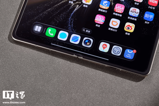 大折叠屏居然比iPhone直板机还轻?荣耀Magic V6实拍