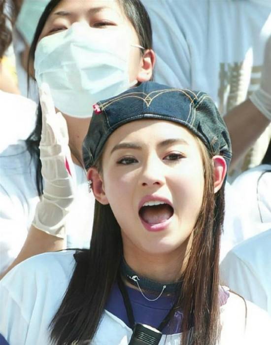 张柏芝二十年前美照曝光 时尚穿搭风如今仍被热议