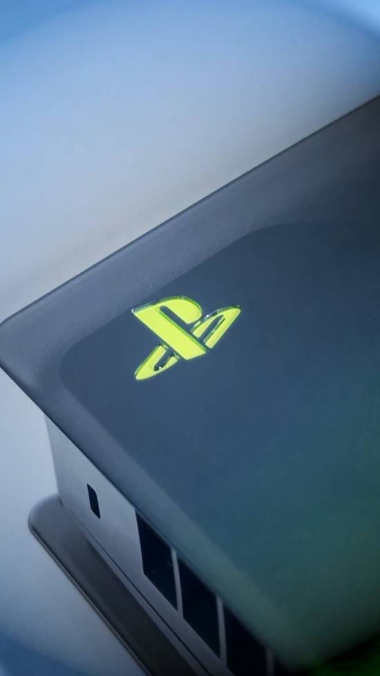 PS5外壳与手柄再出新款！亮面黑与霓虹色完美搭配