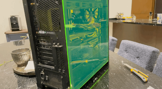 PC玻璃突然炸裂！玩家换辐射绿亚克力 效果意外爆火