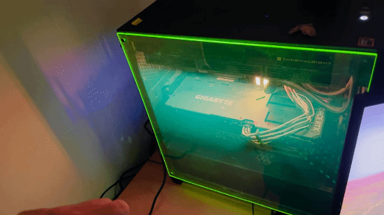 PC玻璃突然炸裂！玩家换辐射绿亚克力 效果意外爆火