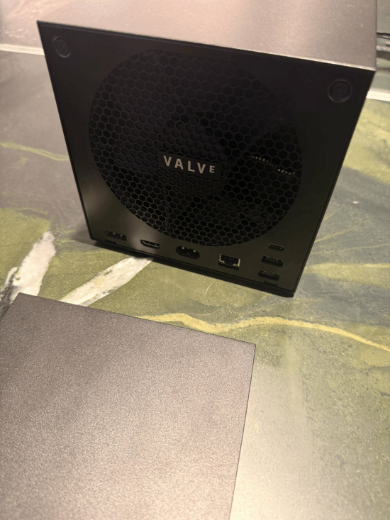 Steam Machine真机曝光：超级小巧！新手柄也亮相