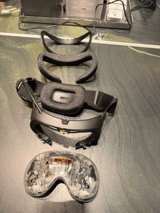 Steam Machine真机曝光：超级小巧！新手柄也亮相